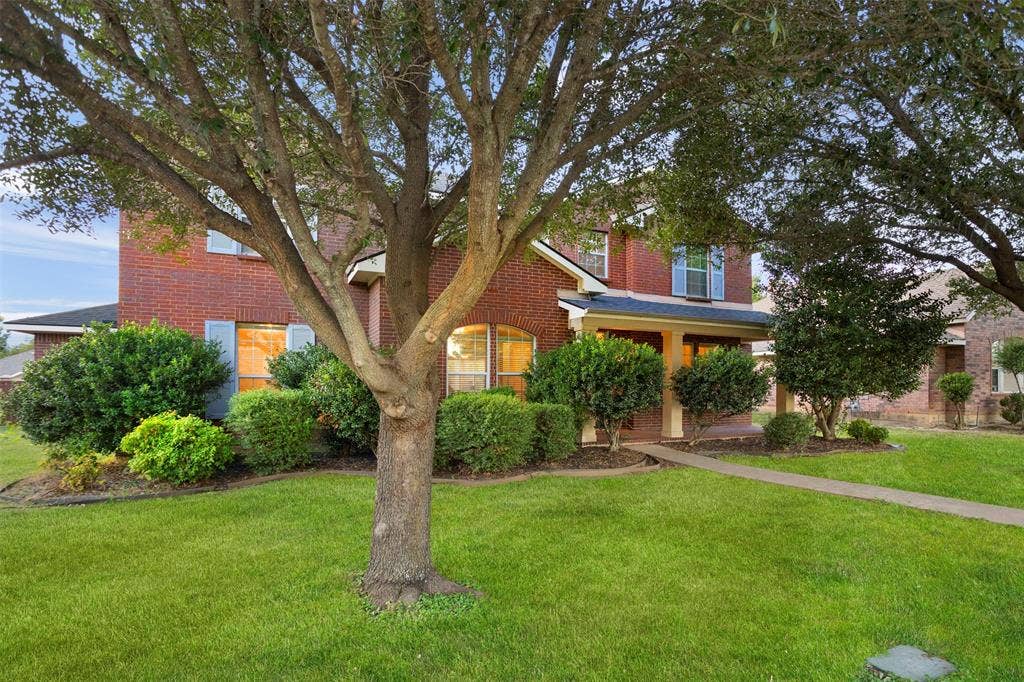 2707 Juniper Drive, Glenn Heights, TX 75154 Majestic live oak trees out front