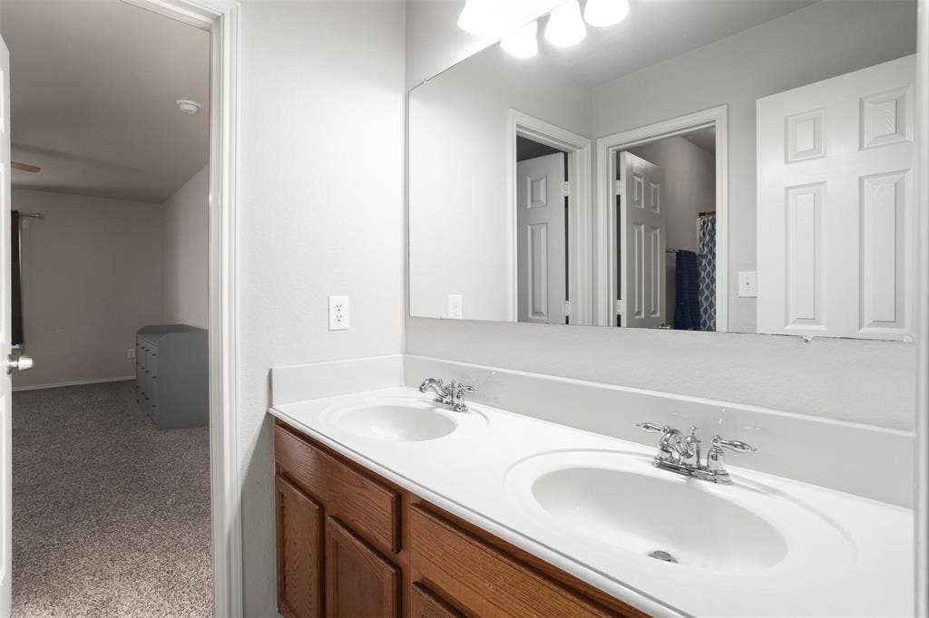 2707 Juniper Drive, Glenn Heights, TX 75154 Jack and Jill bathroom upstairs
