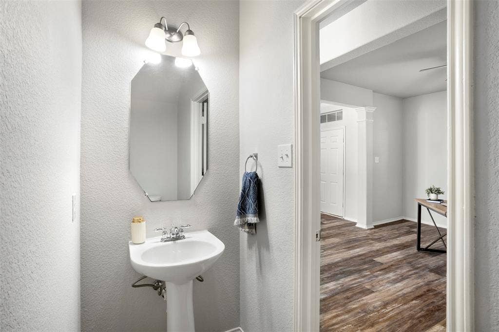 2707 Juniper Drive, Glenn Heights, TX 75154 Downstairs half bath