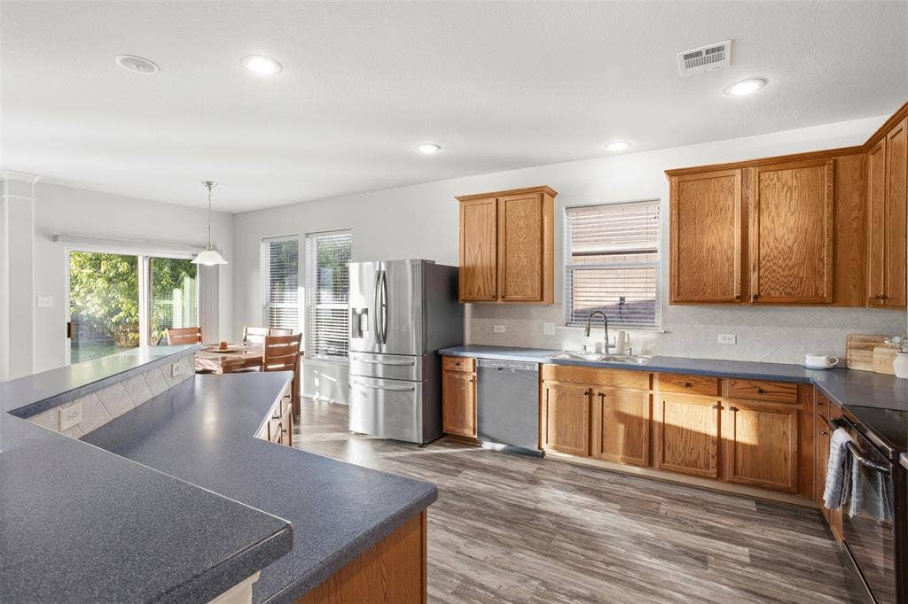 2707 Juniper Drive, Glenn Heights, TX 75154 Spacious kitchen