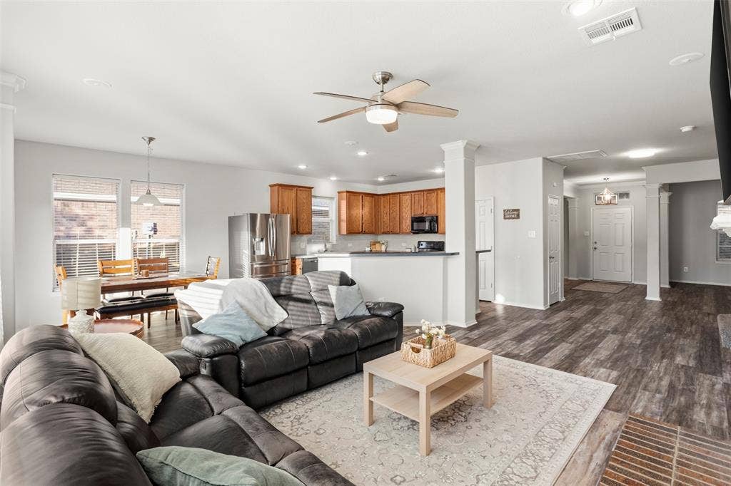 2707 Juniper Drive, Glenn Heights, TX 75154 Large living room