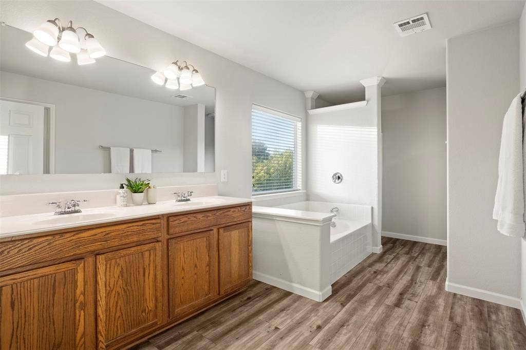2707 Juniper Drive, Glenn Heights, TX 75154 Primary bathroom