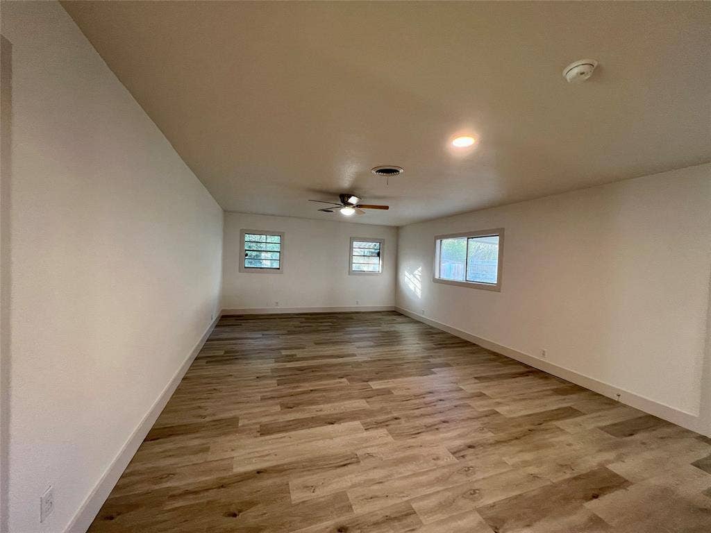 909 Hallum Street, River Oaks, TX 76114