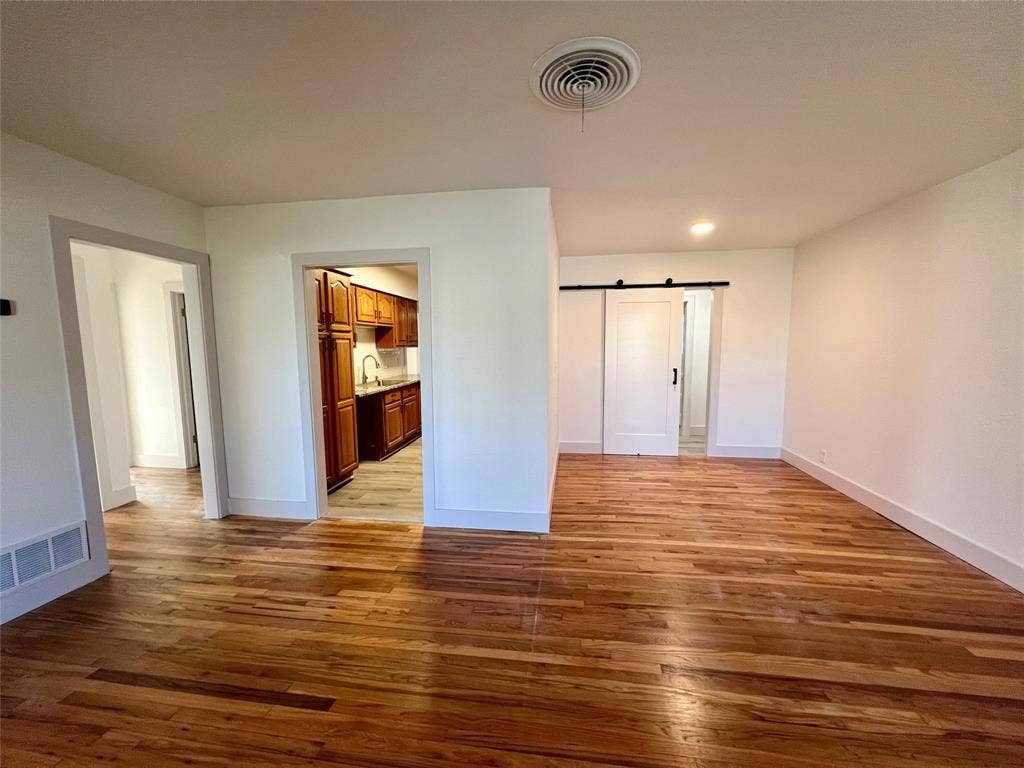 909 Hallum Street, River Oaks, TX 76114