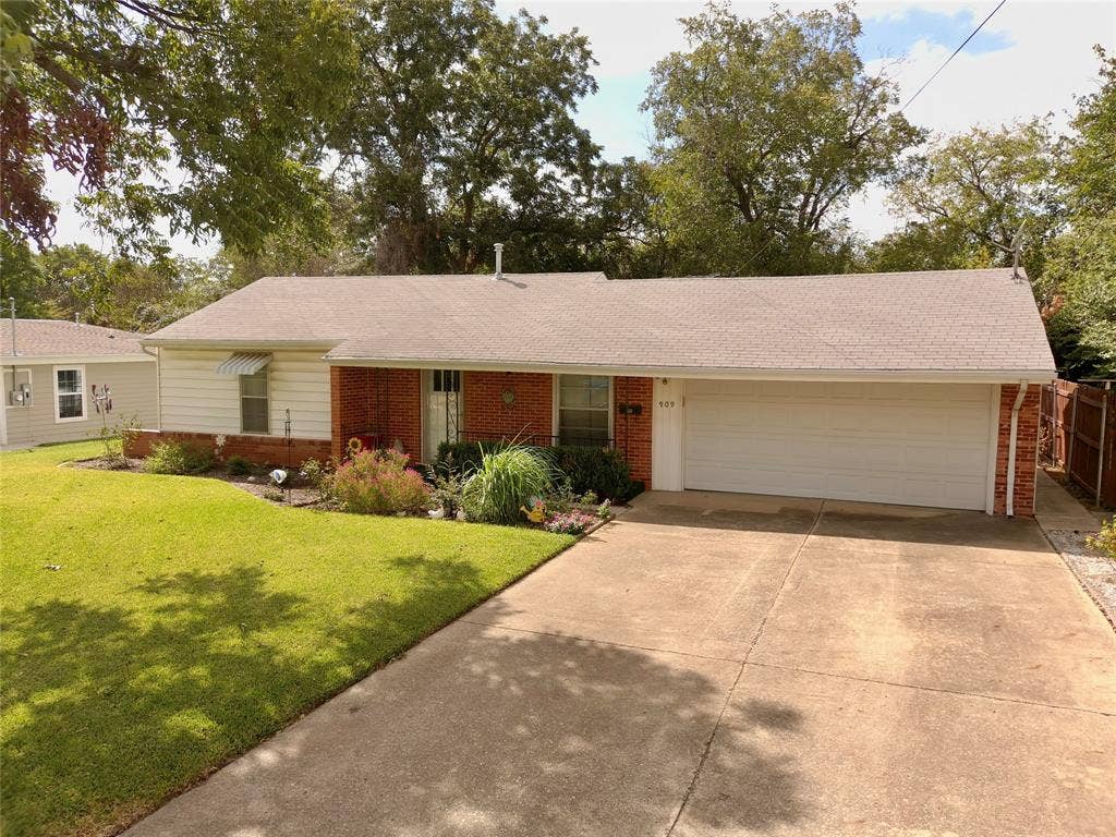 909 Hallum Street, River Oaks, TX 76114