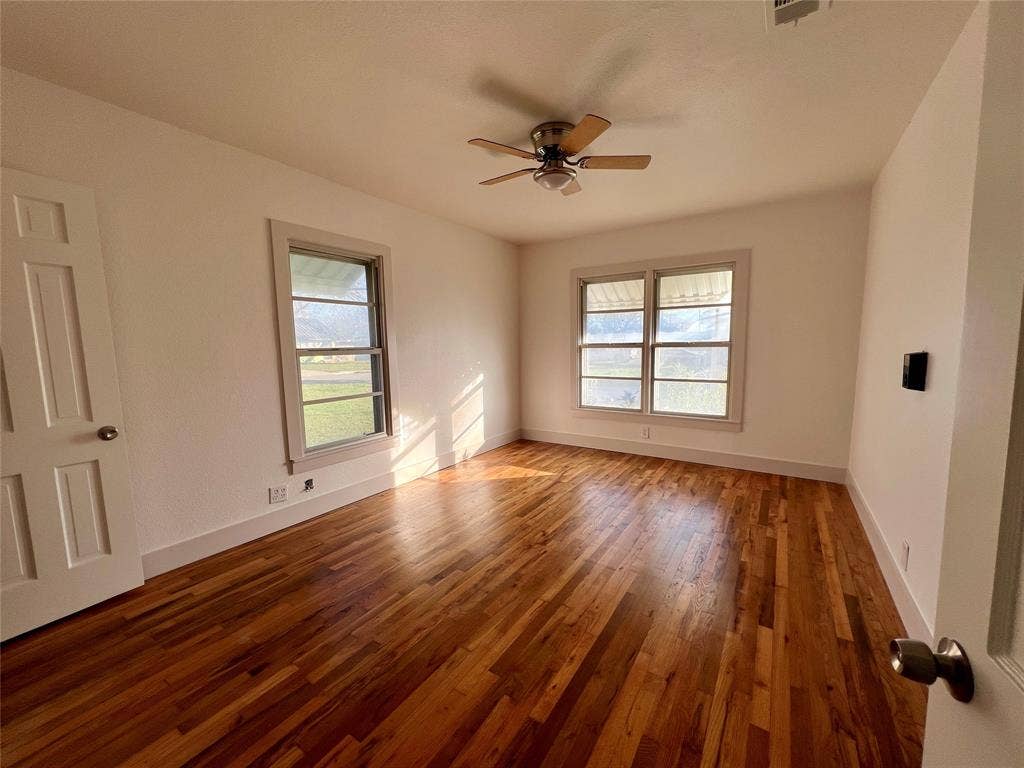 909 Hallum Street, River Oaks, TX 76114