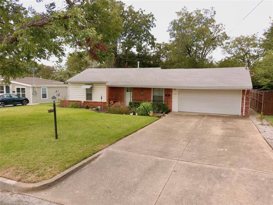 Property photo for 909 Hallum Street, River Oaks, TX