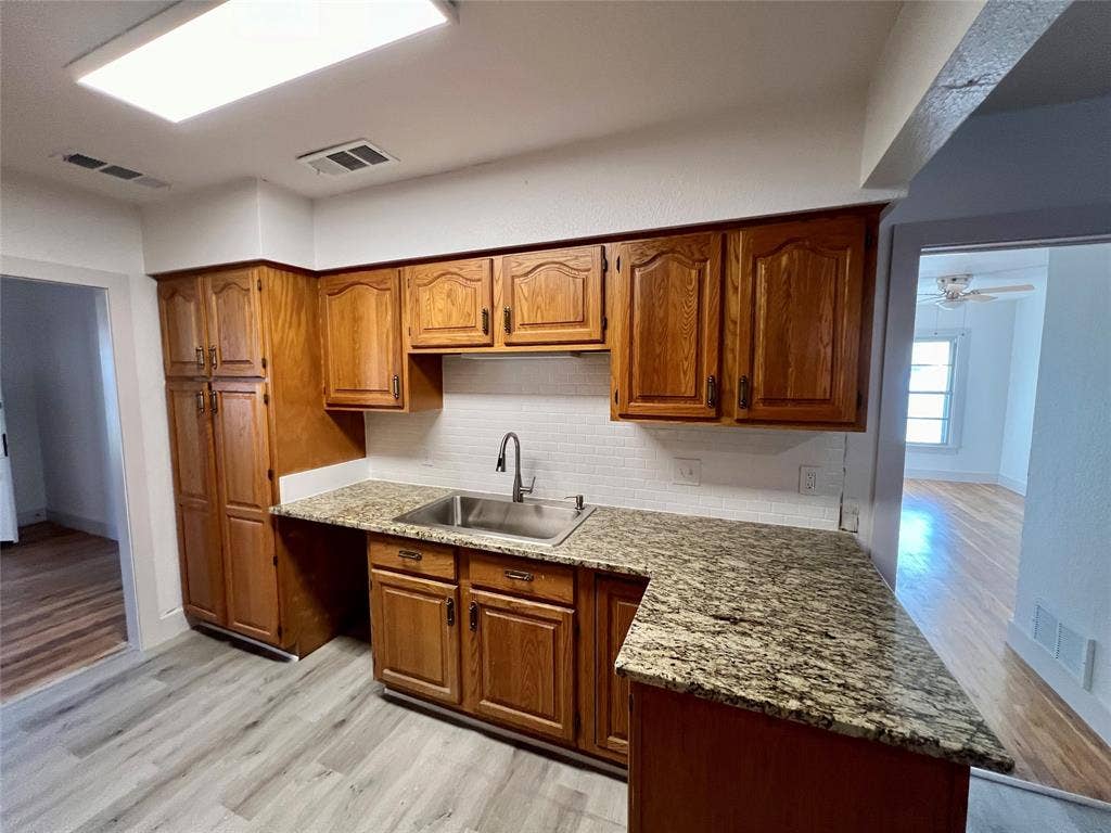 909 Hallum Street, River Oaks, TX 76114