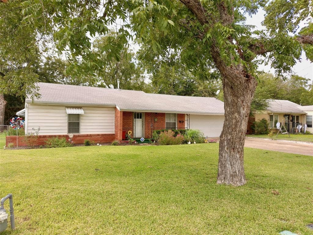 909 Hallum Street, River Oaks, TX 76114