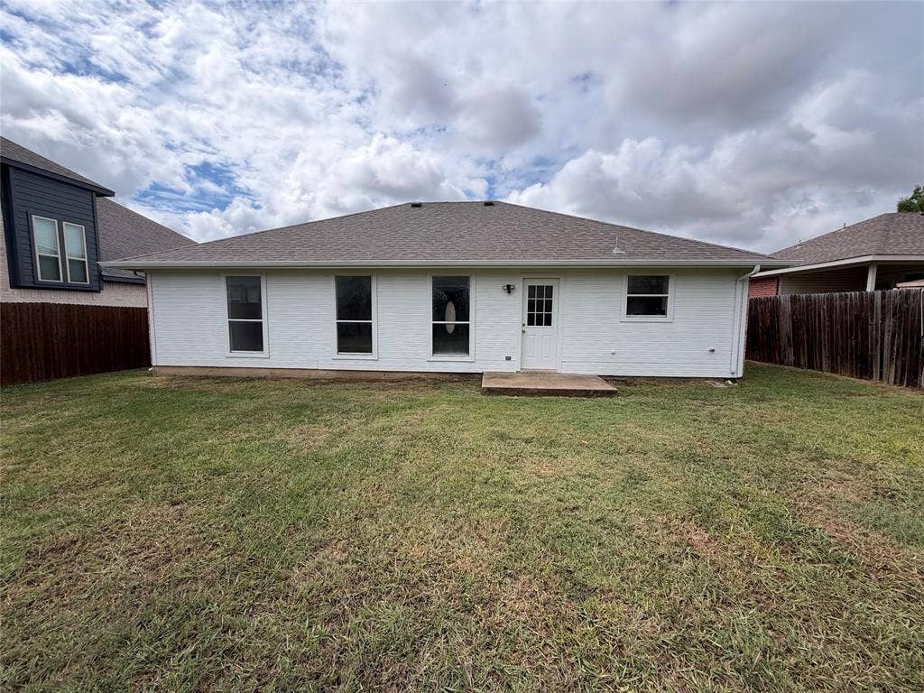 208 Comanche Trail, Alvarado, TX 76009