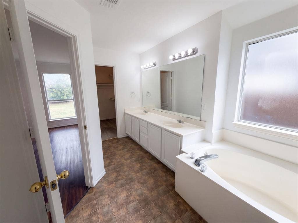 208 Comanche Trail, Alvarado, TX 76009
