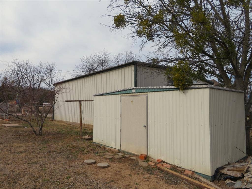 911 W Liveoak Street, Coleman, TX 76834