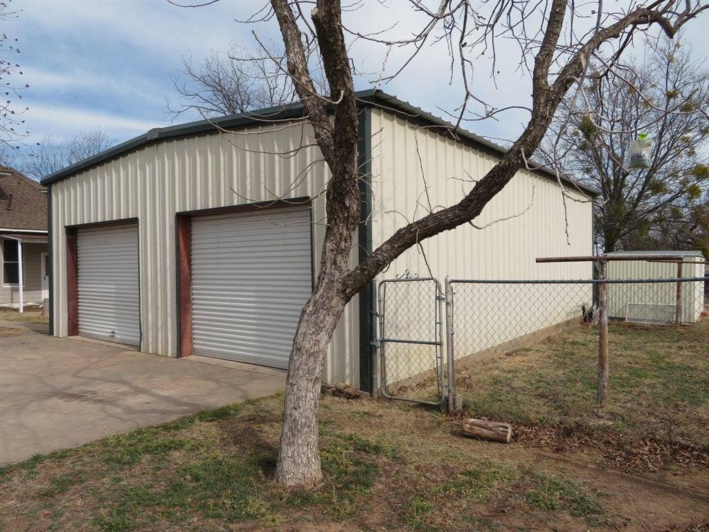 911 W Liveoak Street, Coleman, TX 76834