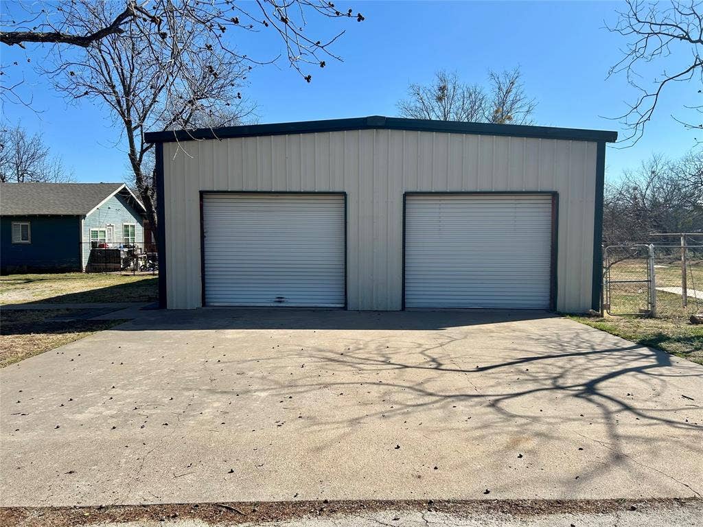 911 W Liveoak Street, Coleman, TX 76834