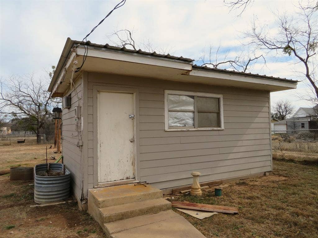 911 W Liveoak Street, Coleman, TX 76834