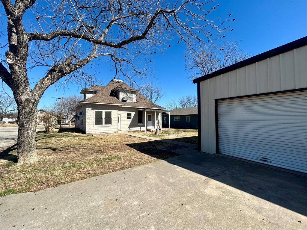 911 W Liveoak Street, Coleman, TX 76834