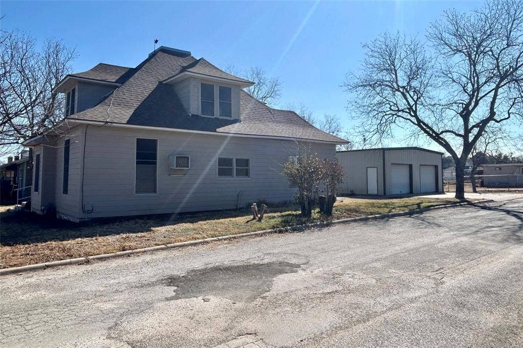 911 W Liveoak Street, Coleman, TX 76834
