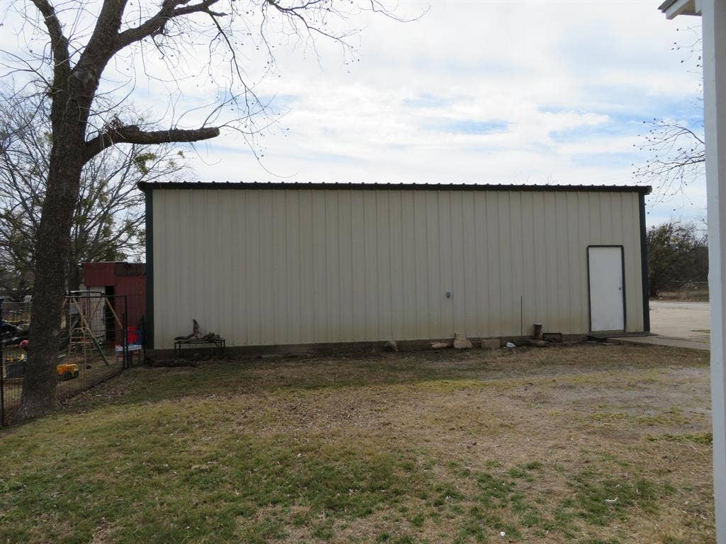 911 W Liveoak Street, Coleman, TX 76834