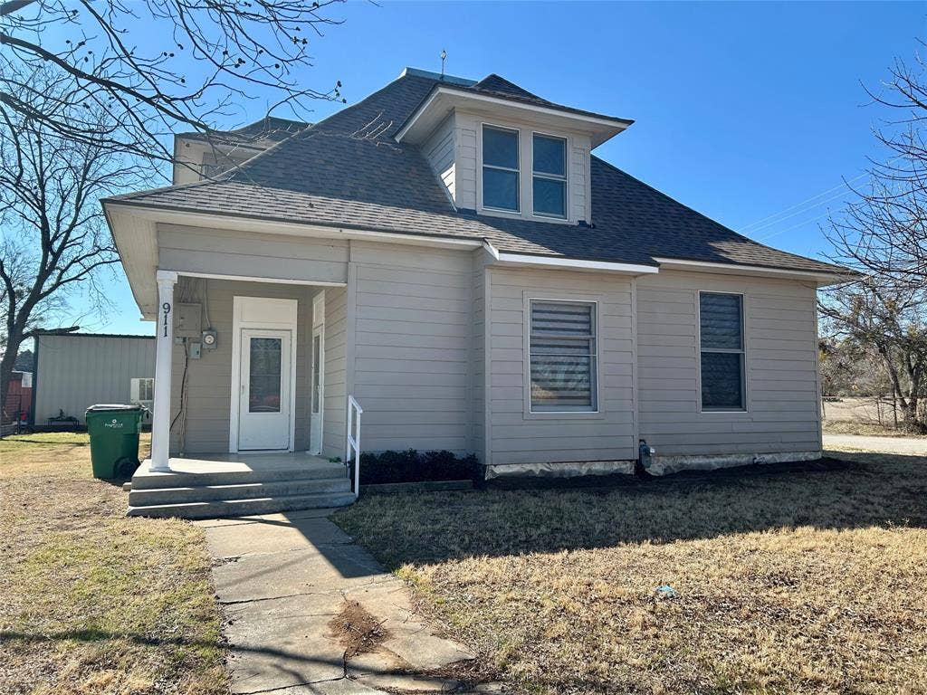 911 W Liveoak Street, Coleman, TX 76834
