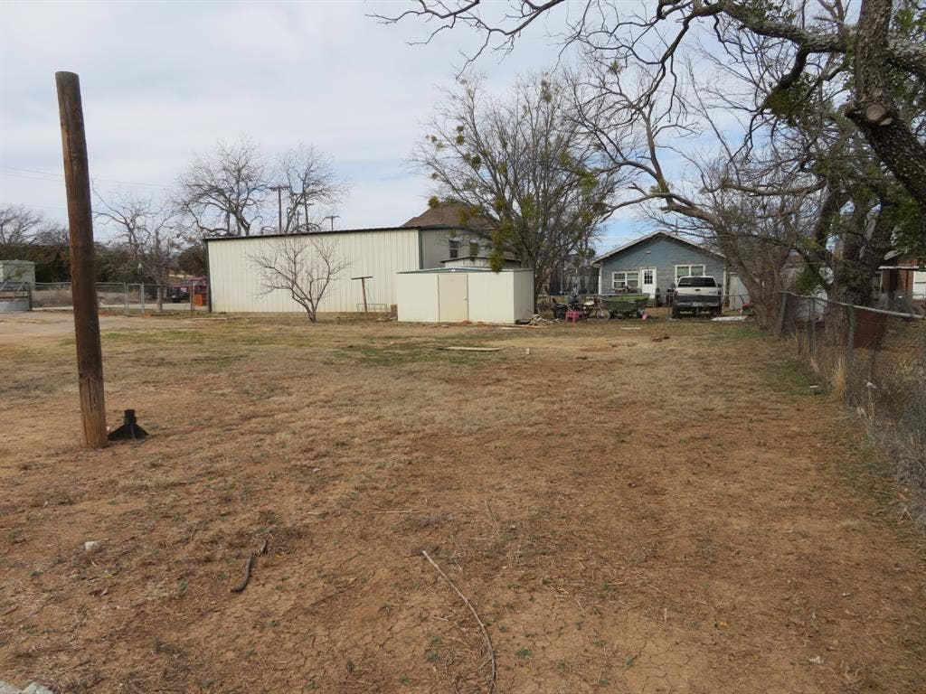 911 W Liveoak Street, Coleman, TX 76834