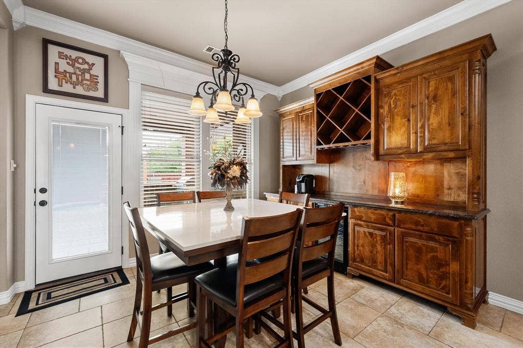 824 Rio Grande Drive, Mansfield, TX 76063 Wonderful built-in hutch!