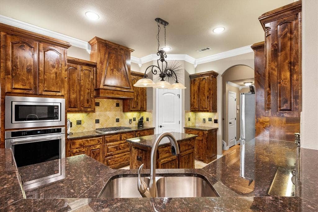 824 Rio Grande Drive, Mansfield, TX 76063 Island kitchen with walk-in pantry!