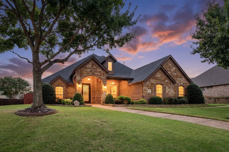 Property photo for 824 Rio Grande Drive, Mansfield, TX