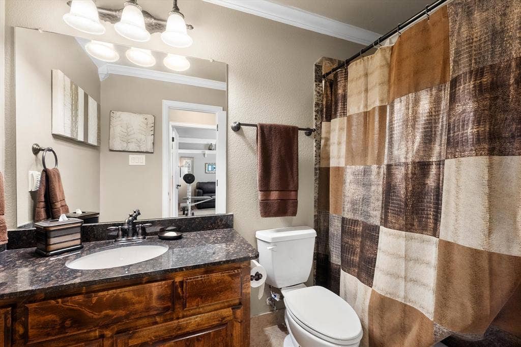 824 Rio Grande Drive, Mansfield, TX 76063 3rd full bathroom upstairs