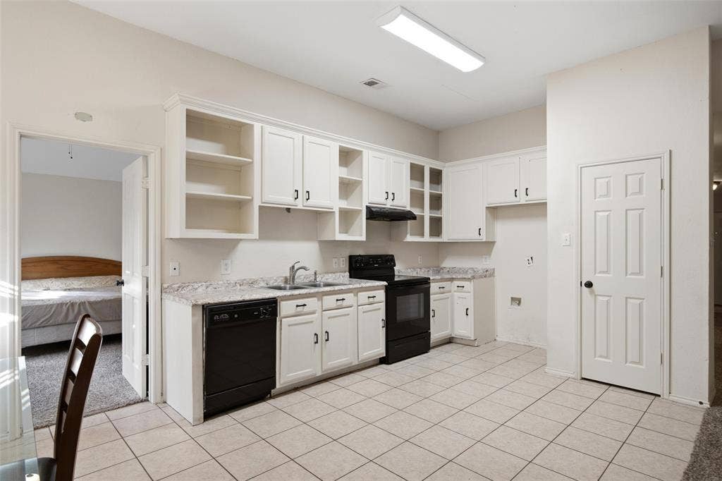 Large eat-in kitchen