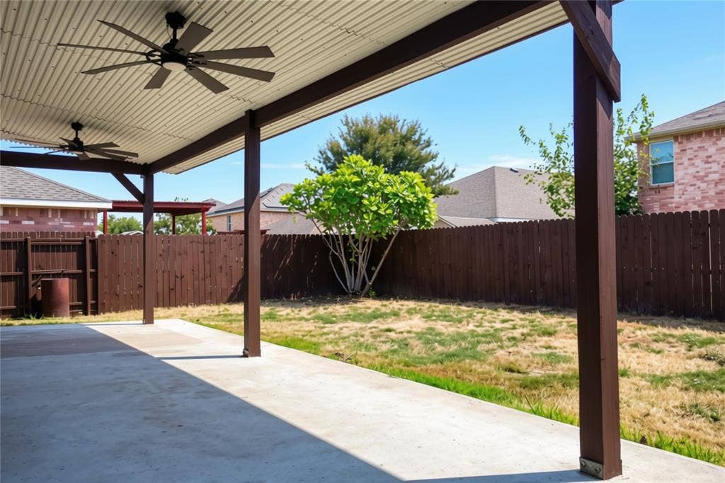 5440 Kleberg Drive, Grand Prairie, TX 75052 Covered Patio
