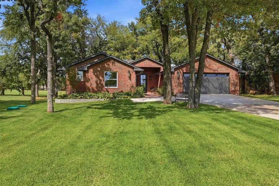 Property photo for 215 Modoc Trail, Lake Kiowa, TX