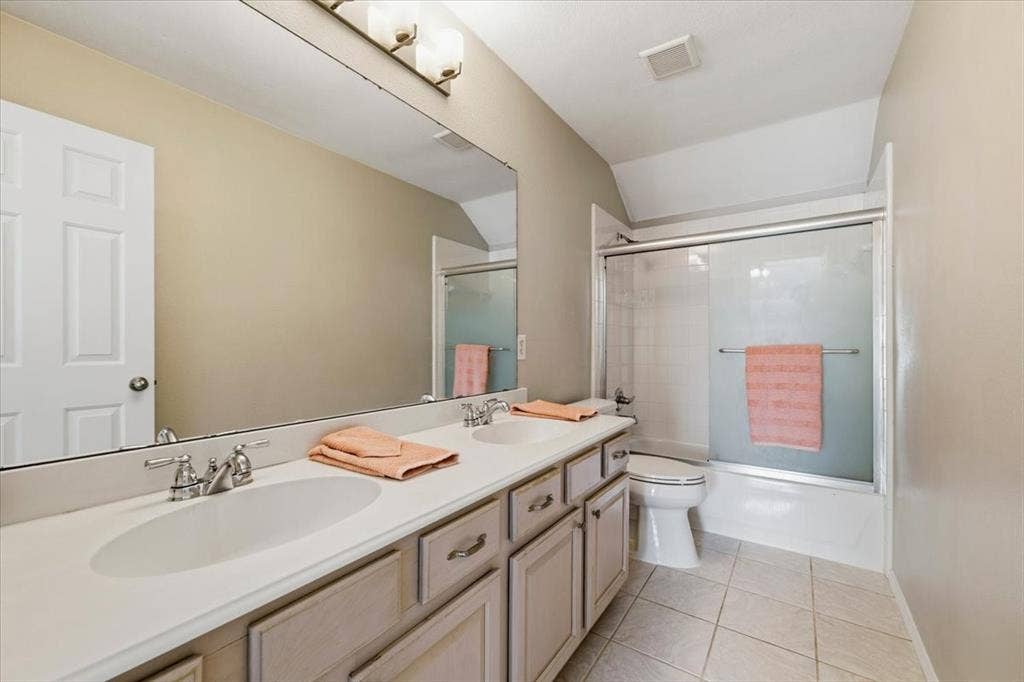 Second floor bath with 2 sinks - tub/shower with enclosure