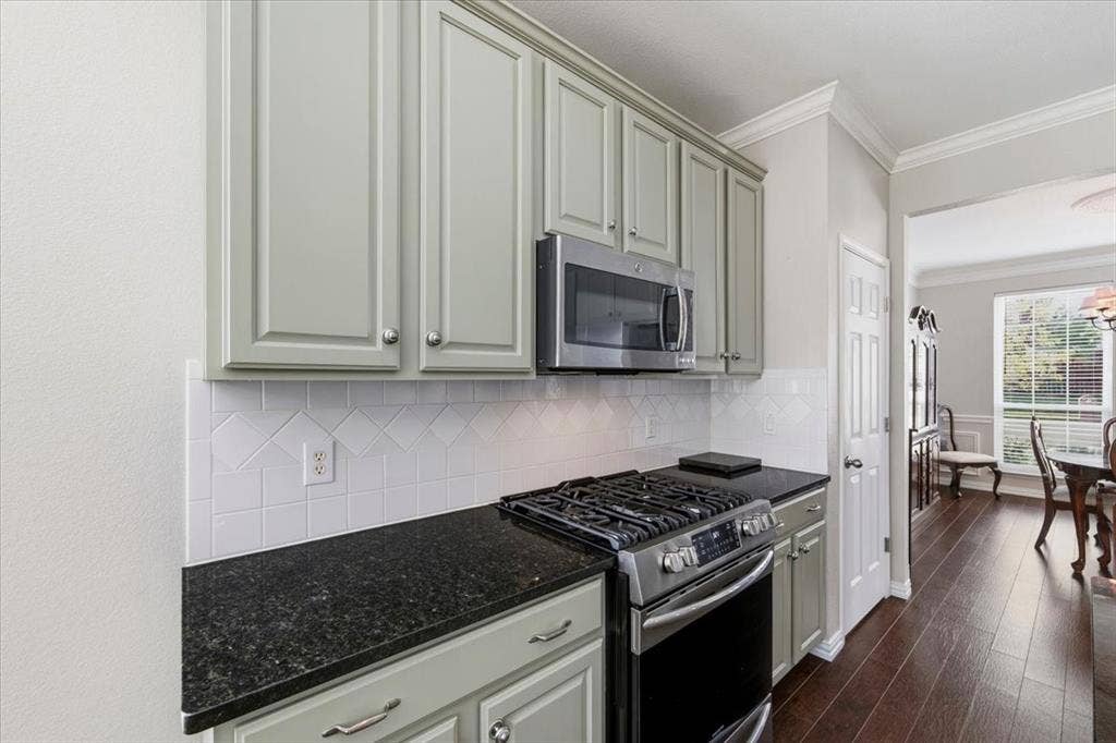 access to formal dining and breakfast area - pantry