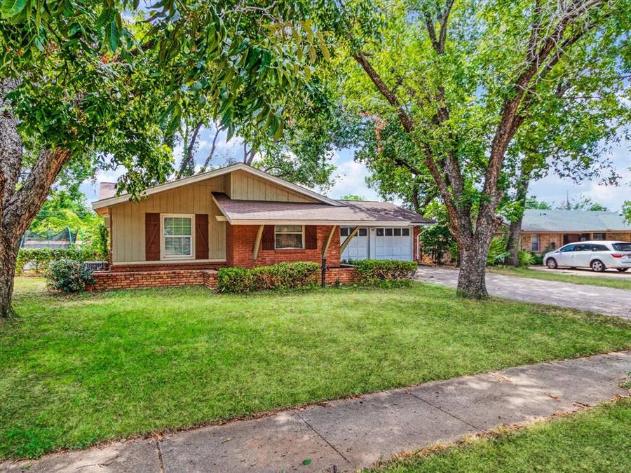 Property photo for 2222 Woodoak Drive, Irving, TX
