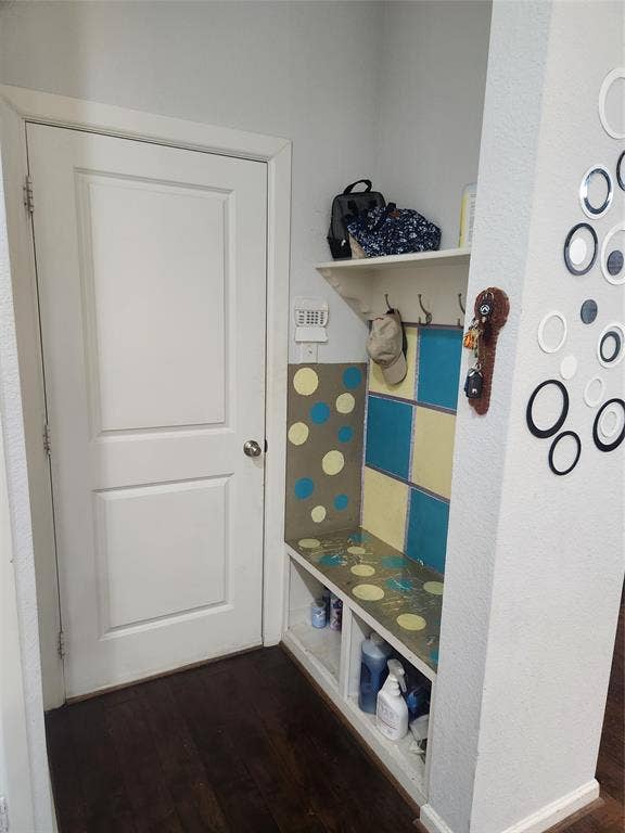 3038 Ivy Hill Lane, Irving, TX 75063 Built-in storage bench with overhead shelf and coat hooks