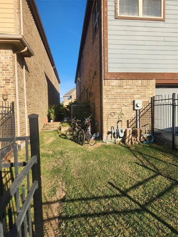 3038 Ivy Hill Lane, Irving, TX 75063 Brick exterior construction