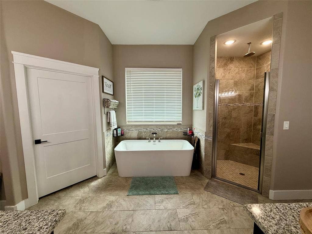 7600 Fm 660, Ennis, TX 75119 Primary Bath