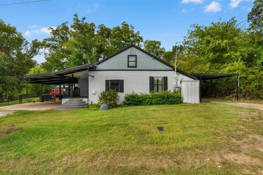 Property photo for 702 Monticello Drive, Springtown, TX