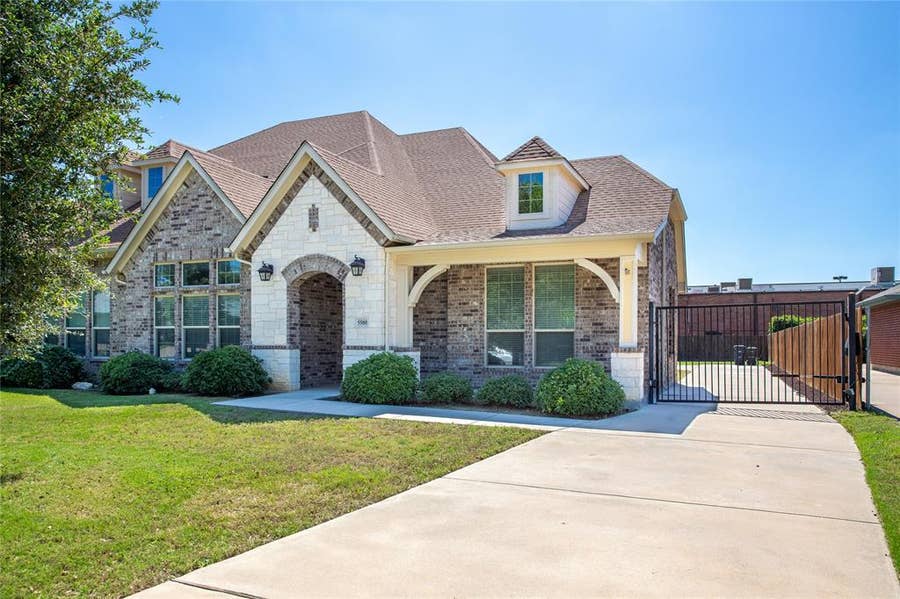 Property photo for 5500 Ledgestone Drive, Fort Worth, TX