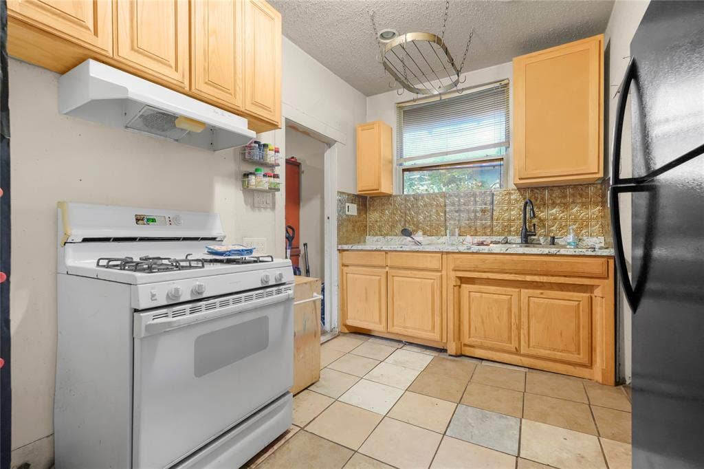 3013 E Lancaster Avenue, Fort Worth, TX 76103