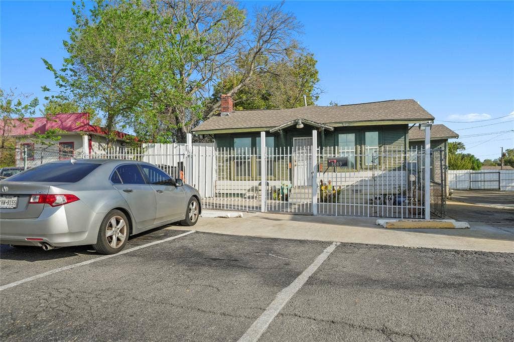 3013 E Lancaster Avenue, Fort Worth, TX 76103