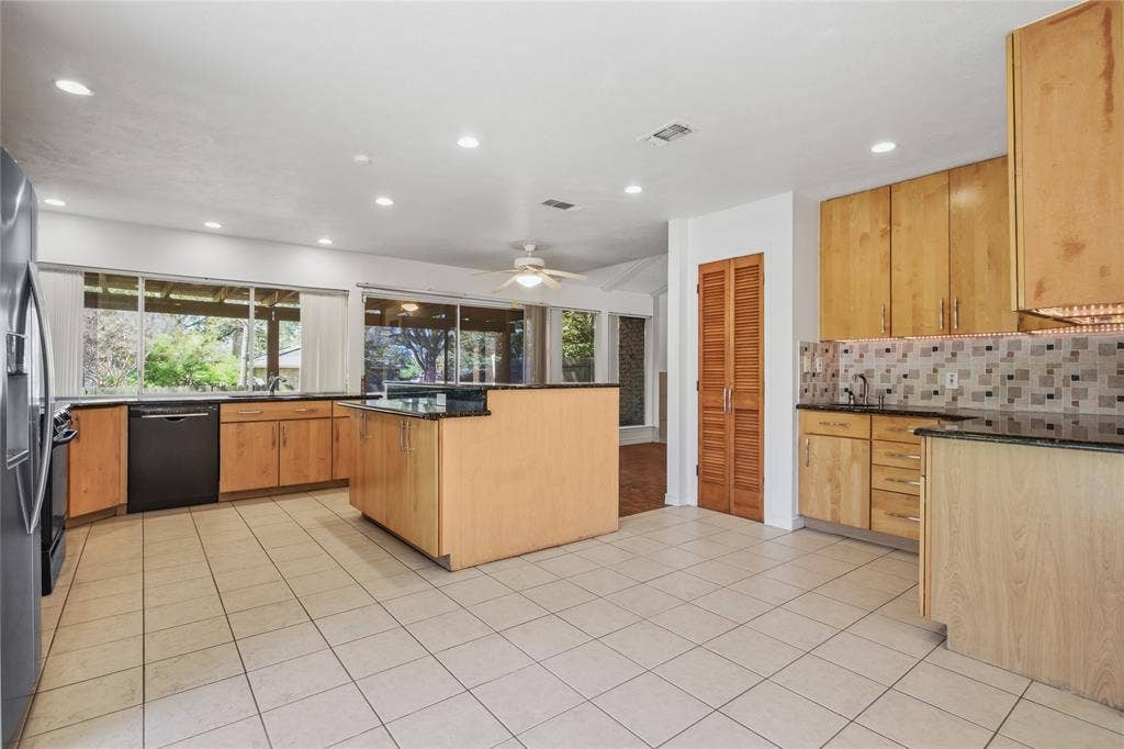 15721 mapleview, Dallas, TX 75248 15721 mapleview, Dallas, TX 75248