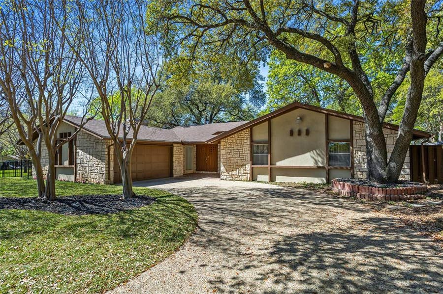 Property photo for 15721 mapleview, Dallas, TX
