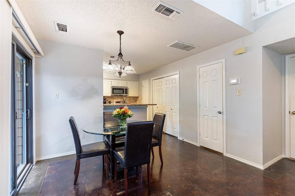 422 Santa Fe Trail, #11, Irving, TX 75063 Large dining area.
