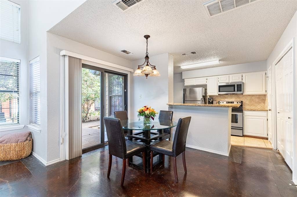 422 Santa Fe Trail, #11, Irving, TX 75063 Open Kitchen and breakfast area with access to the patio.