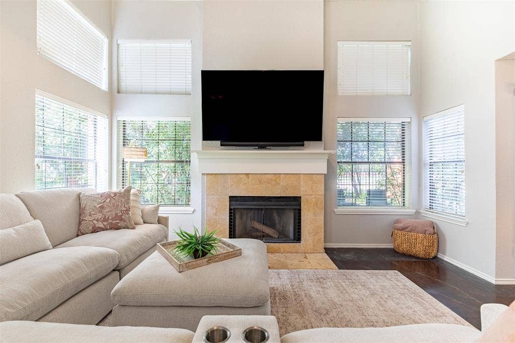422 Santa Fe Trail, #11, Irving, TX 75063 Gorgeous family room! Love all the neutral colors - just waiting for your finishing touches.