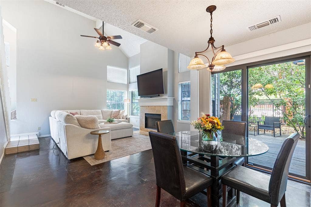 422 Santa Fe Trail, #11, Irving, TX 75063 Open floor plan