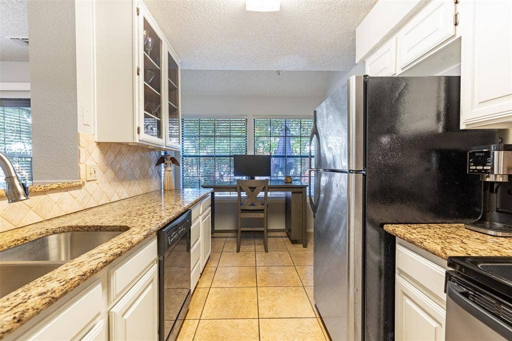 422 Santa Fe Trail, #11, Irving, TX 75063 Large kitchen with stainless appliances