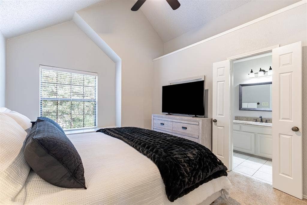 422 Santa Fe Trail, #11, Irving, TX 75063 Huge primary bedroom with ensuite bathroom