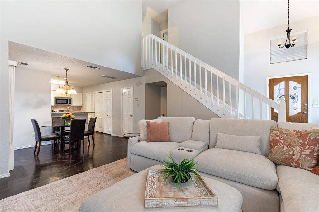 422 Santa Fe Trail, #11, Irving, TX 75063 This expansive open floor plan creates a seamless flow between the living and dining areas, perfect for modern living and effortless entertaining. Large windows throughout the space offer abundant natural light and a bright, airy atmosphere.